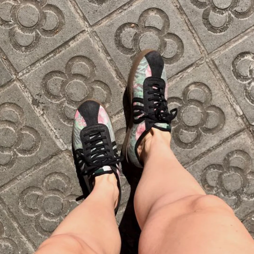 Vegan sneaker flowers black DIO005 - Image 3